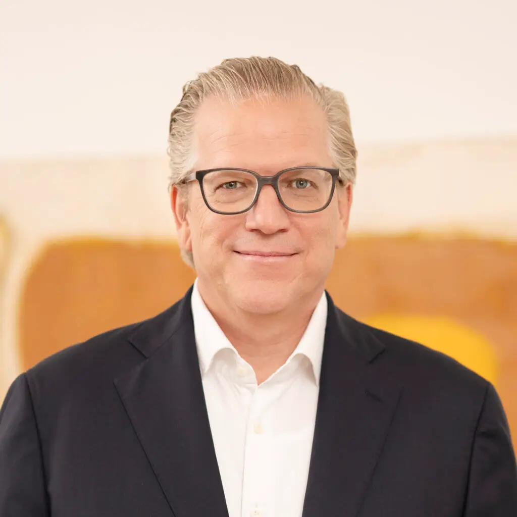 Portrait of Dr. Dirk Spiegel, CEO and Partner at velaw in Zurich. Your specialist for Compliance, Risk, and Legal