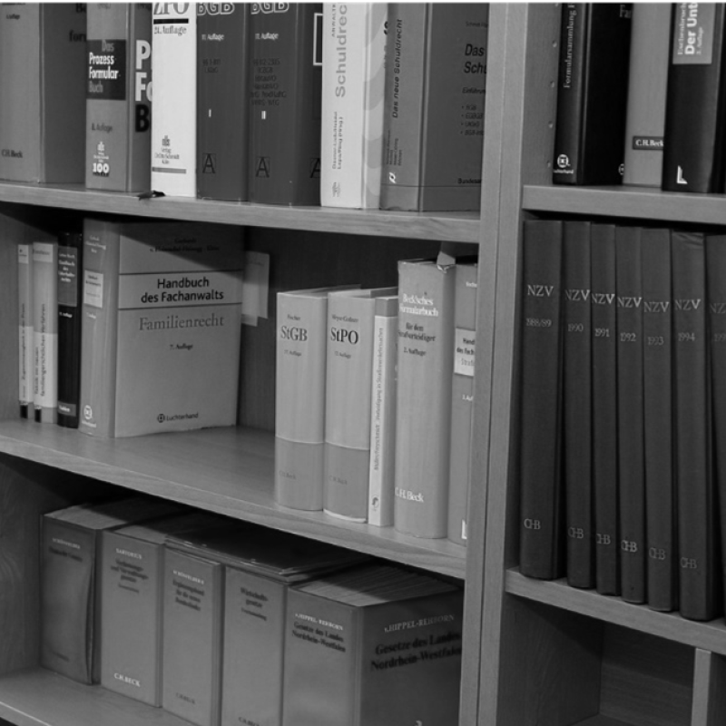 Regal mit juristischen Fachbüchern zum Vertriebsrecht und Finanzmarktrecht