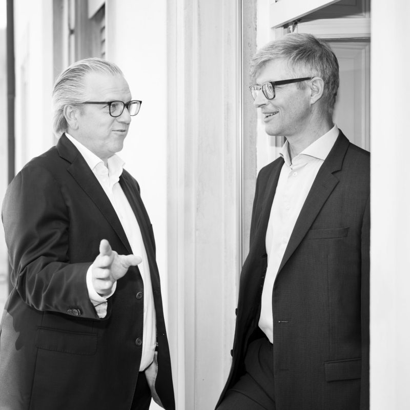 Zwei Experten im Gespräch. Vertrauen und Klarheit in der Stakeholderkommunikation